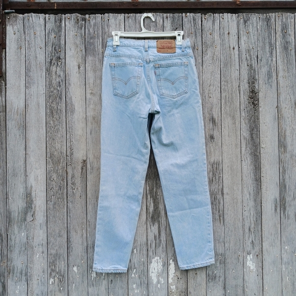 Vtg Levi’s 550 Womens 7 Short Relaxed Fit Tapered Leg Jeans Light Wash Blue Y2K - Picture 2 of 6